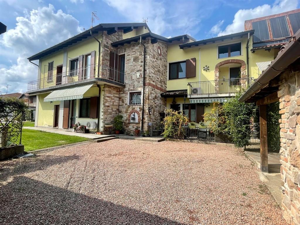Casale in stile toscano con due appartamenti indipendenti + terreno edificabile mq 1000 – Lozza