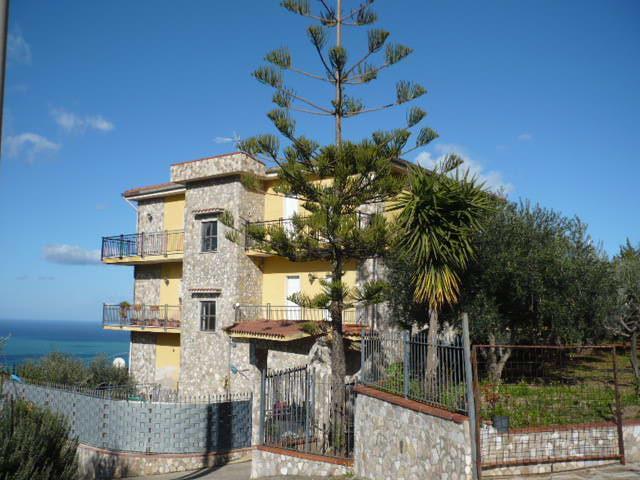 Villa indipendente vista mare con piscina e tre appartamenti