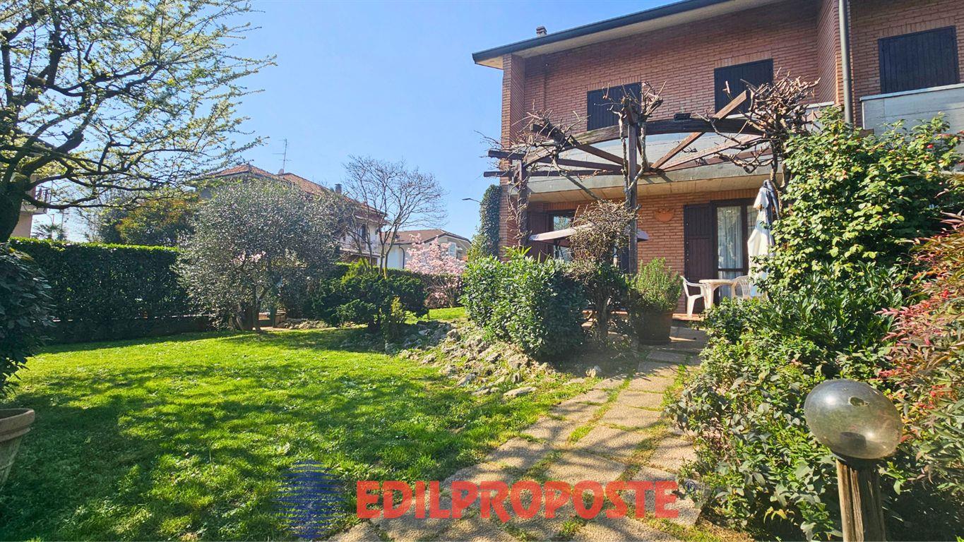 VILLA DI TESTA A LIMBIATE – QUANDO LA CASA GIUSTA HA TUTTO: GIARDINO, LUCE, SPAZI E PRIVACY