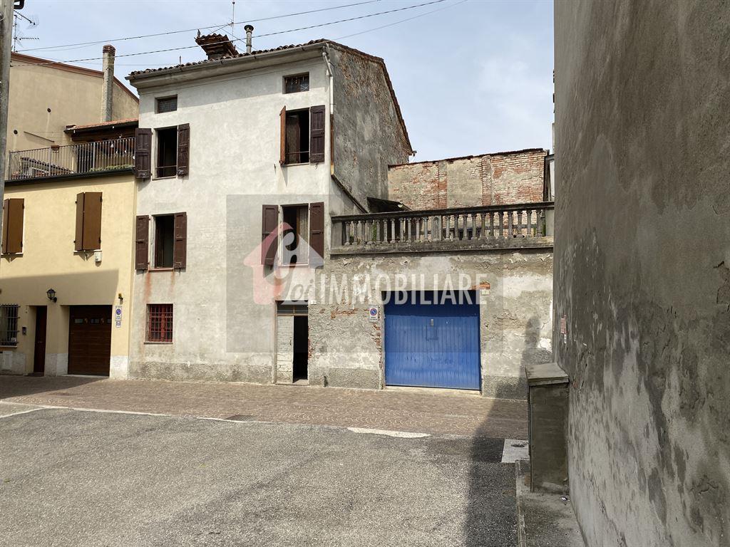 CASA STORICA IN PIENO CENTRO CON CORTILE PRIVATO