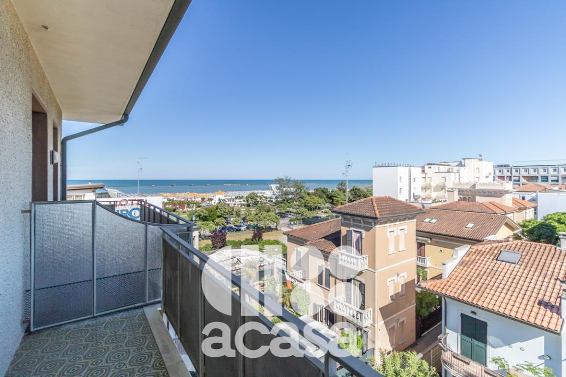 Ampio appartamento con terrazzo vista mare e garage