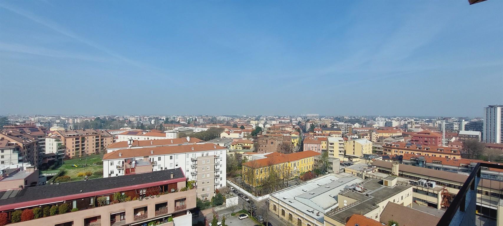 MONZA ad.ze Centro - quadrilocale ristrutturato - ultimo piano con vista