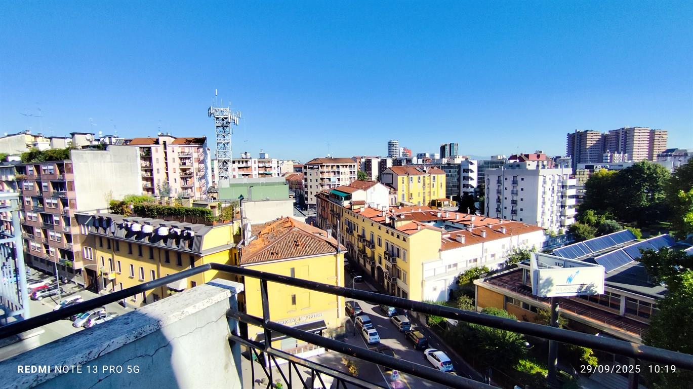 Vendesi Bilocale piano alto con balconi Zona Brenta