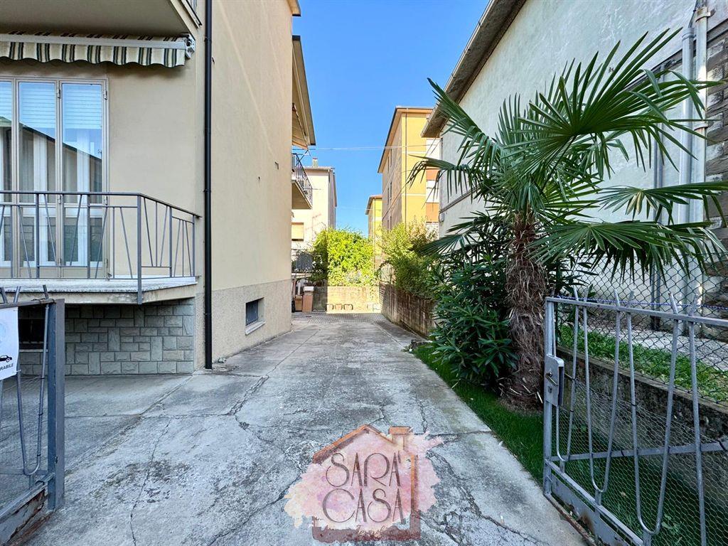 APPARTAMENTO CON TRE CAMERE DA LETTO IN CONTESTO BIFAMILIARE