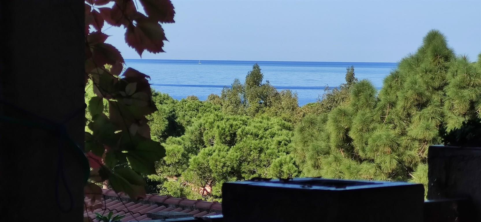 Casa indipendente con spazi esterni vista mare e box auto