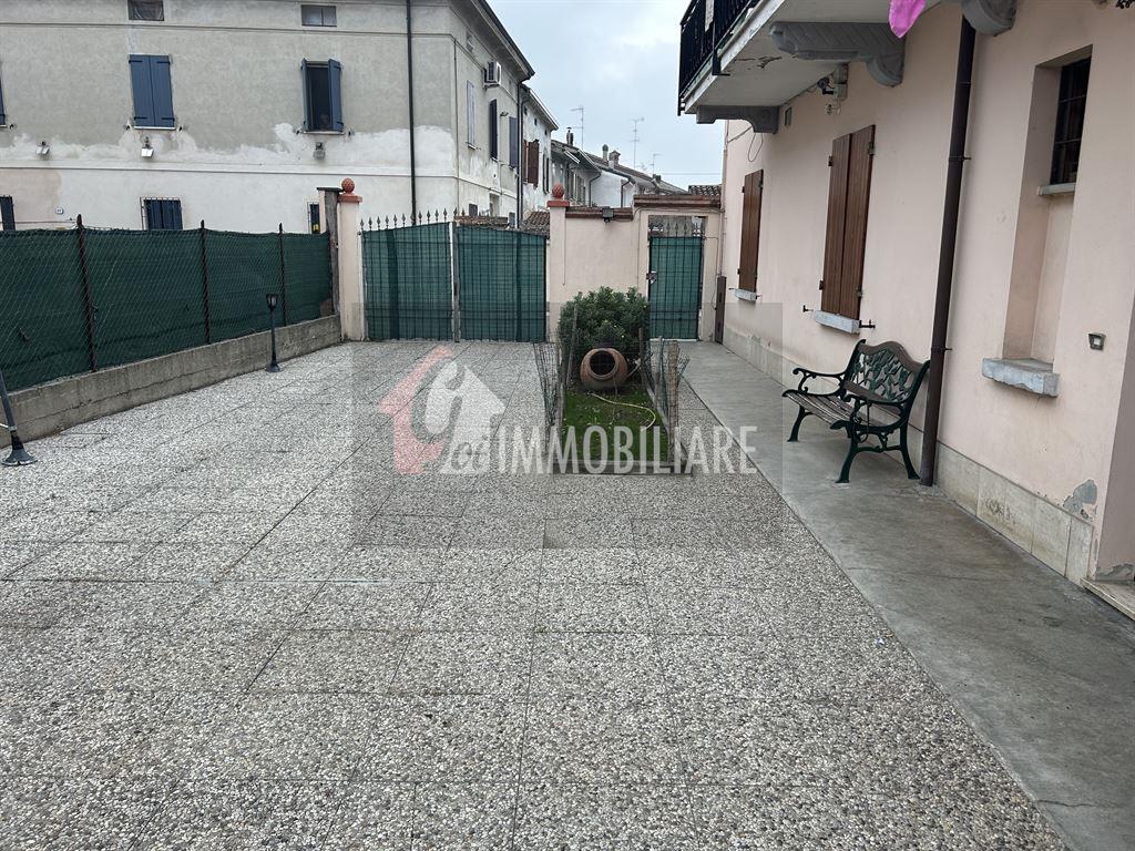 Appartamento con ingresso indipendente garage, rustico e cortile con negozio al piano terra.