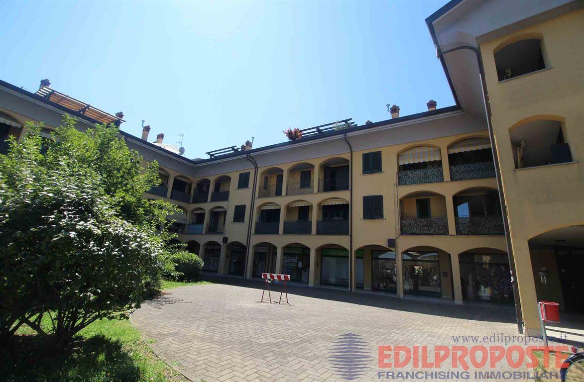 In zona centrale 2 locali con balcone