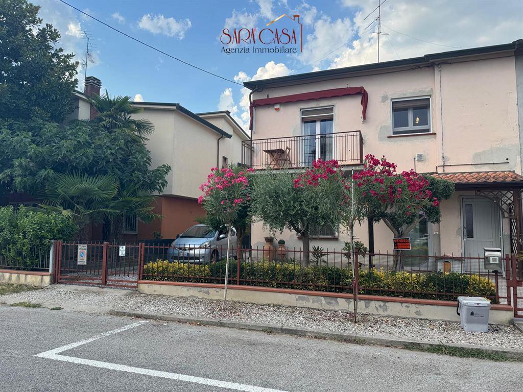 CASA ABBINATA CON DUE UNITA', CORTE E CANTINA IN POSIZIONE CENTRALE