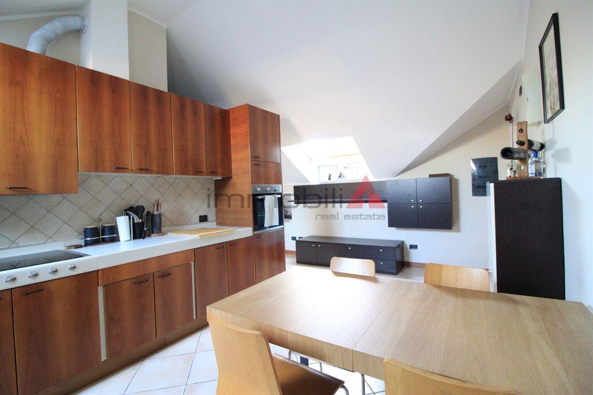 Carugate - Mansarda con posto auto in affitto