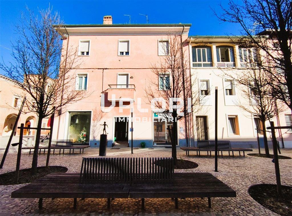 UFFICIO CON INGRESSO INDIPENDENTE E VETRINA BEN VISIBILE