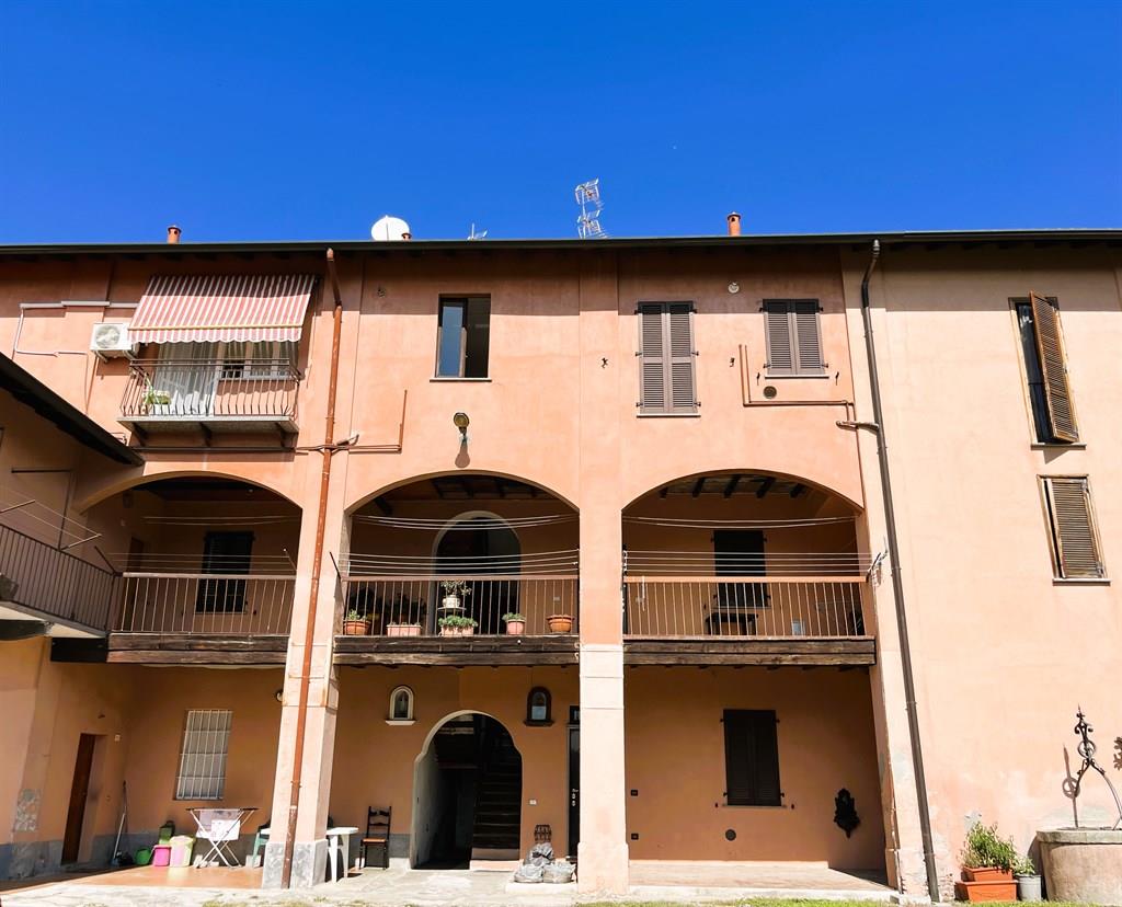 ORNAGO DUE LOCALI IN CONTESTO DI CORTE CON INGRESSO INDIPENDENTE ARREDATO