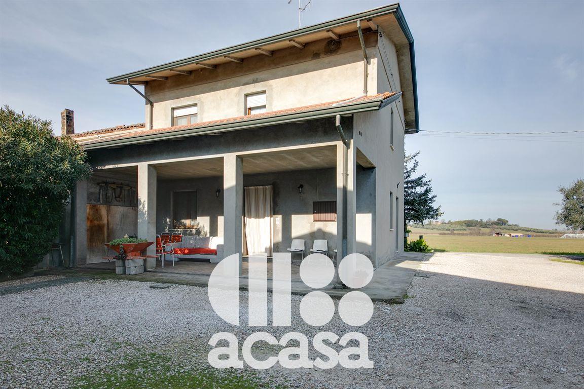 CASA INDIPENDENTE CON ATTREZZAIA E TERRENO