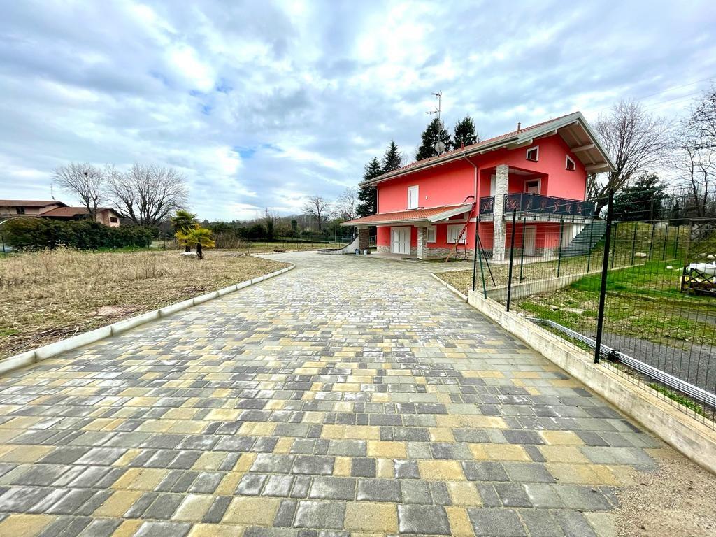 nuova mai abitata: villa singola bifamigliare + giardino mq 1000 + doppio box