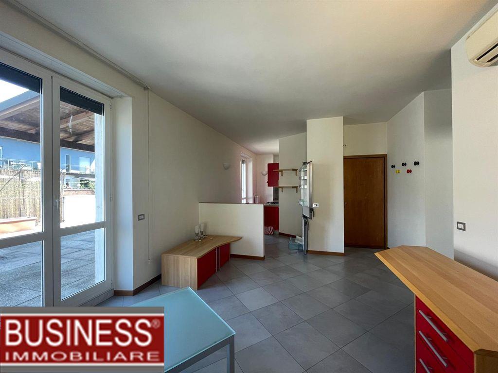 MILANO, P.TA VITTORIA - AMPIO BILOCALE CON TERRAZZO DI 80 mq ca.
