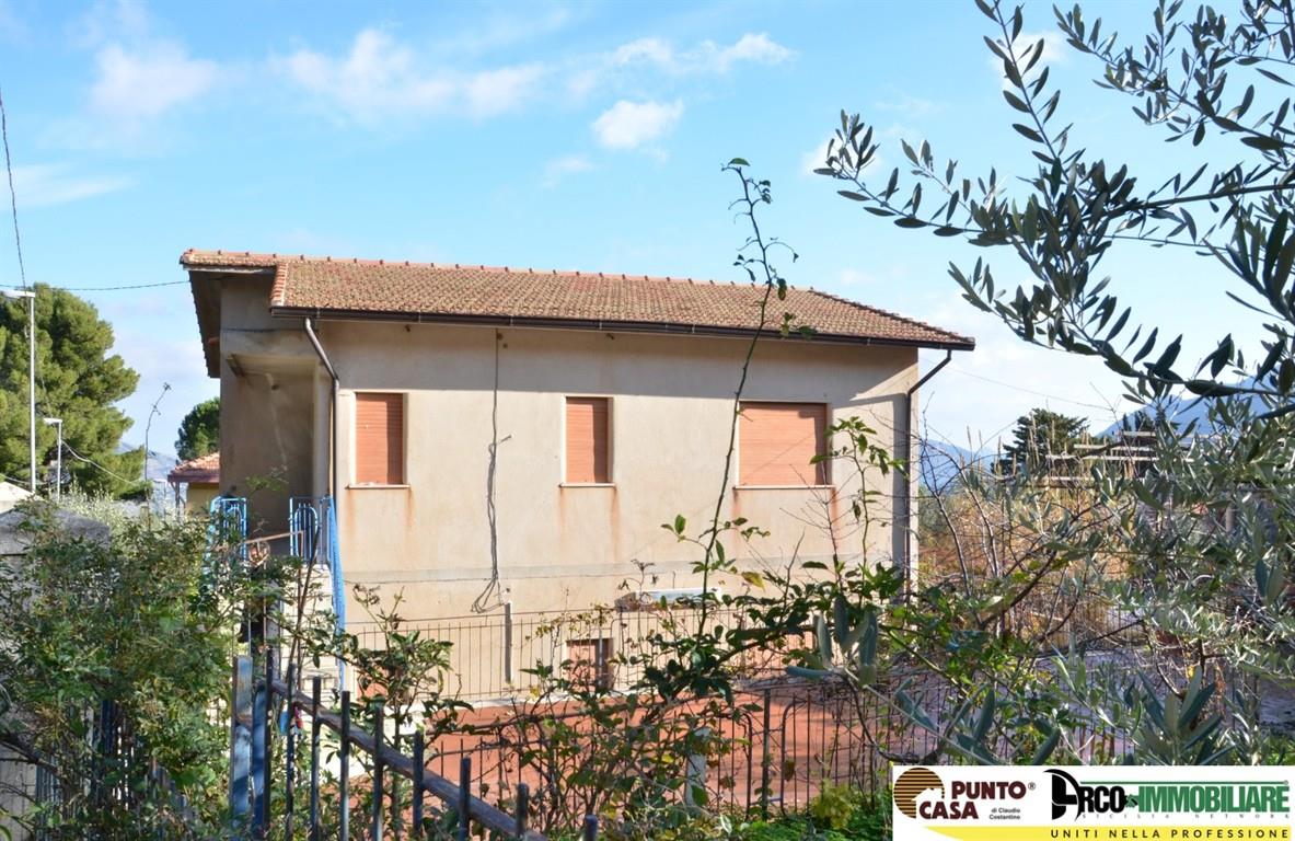 Giacalone Villa unifamiliare con 2 appartamenti di 90 mq ciascuno, spazio esterno di pertinenza esclusiva