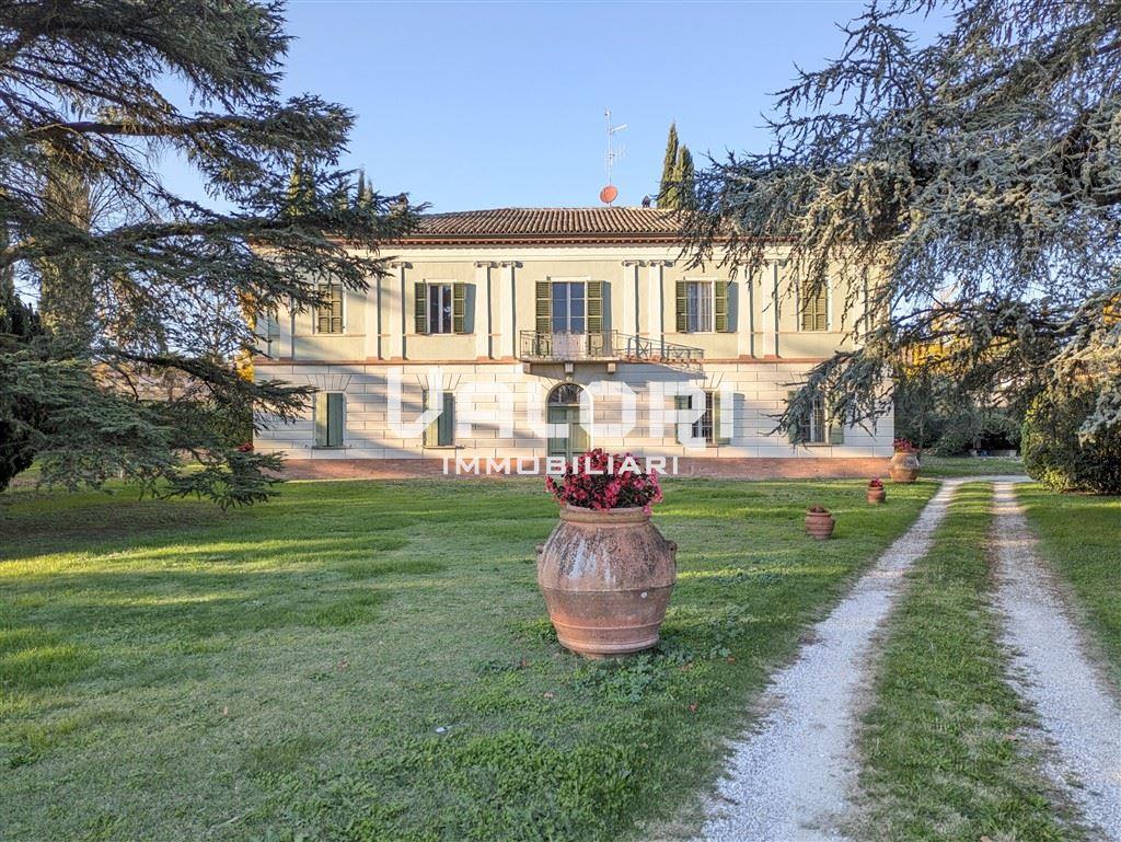 ABITAZIONE SU 2 LIVELLI IN VILLA STORICA QUADRIFAMILIARE