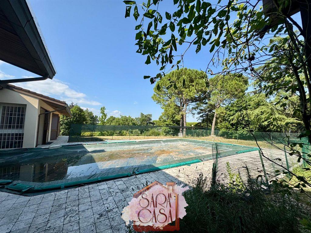 PORZIONE DI VILLA CON PARCO E PISCINA IN POSIZIONE PANORAMICA