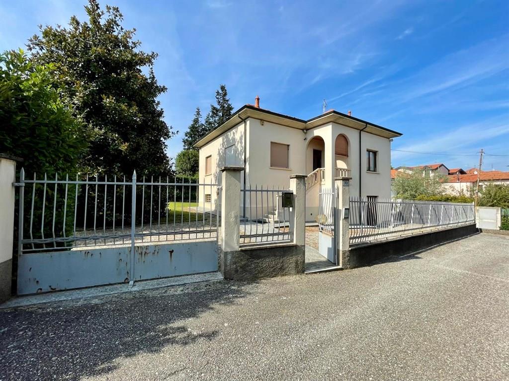 Azzate – Villetta singola con giardino privato € 285.000 – Libera subito