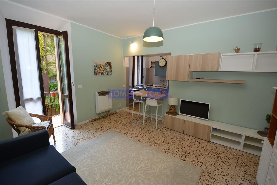 Merate, ampio monolocale con balcone