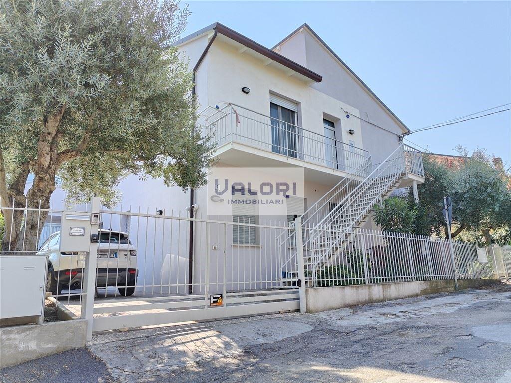 PORZIONE DI CASA INDIPENDENTE BIFAMILIARE CON CORTE E GARAGE DI 50 MQ