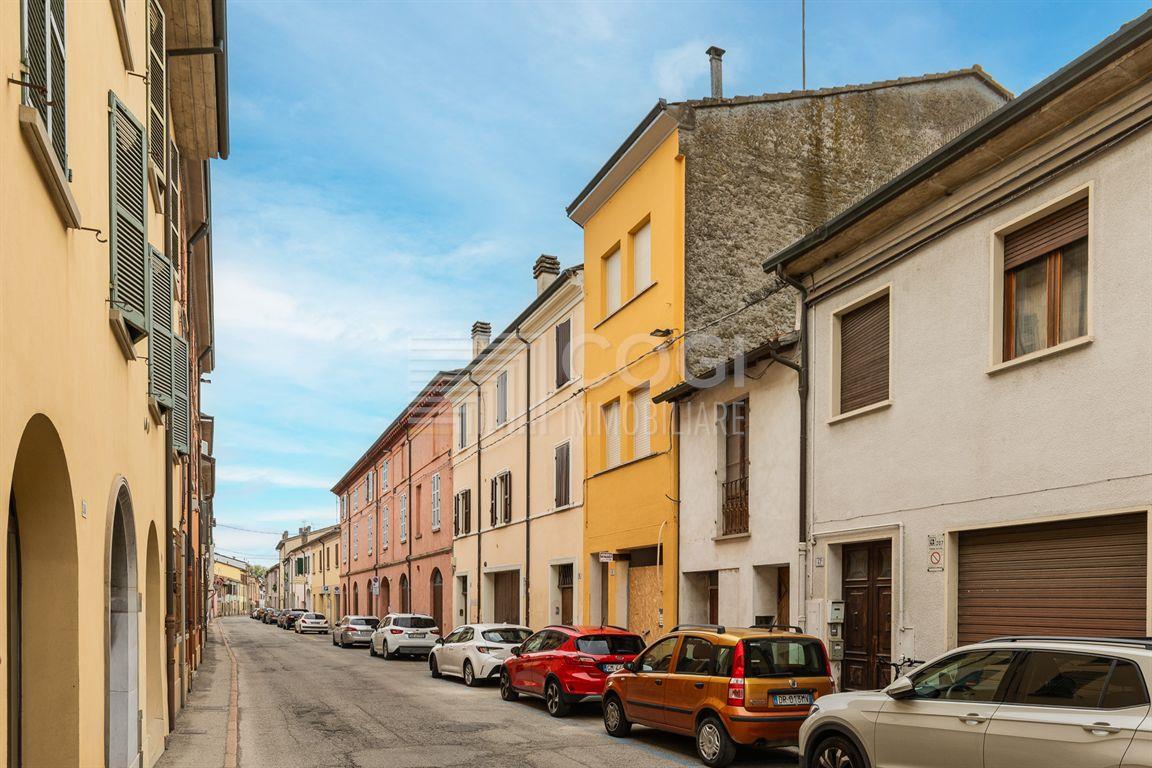 Soluzione indipendente con terrazzo e garage triplo nel cuore di Lugo