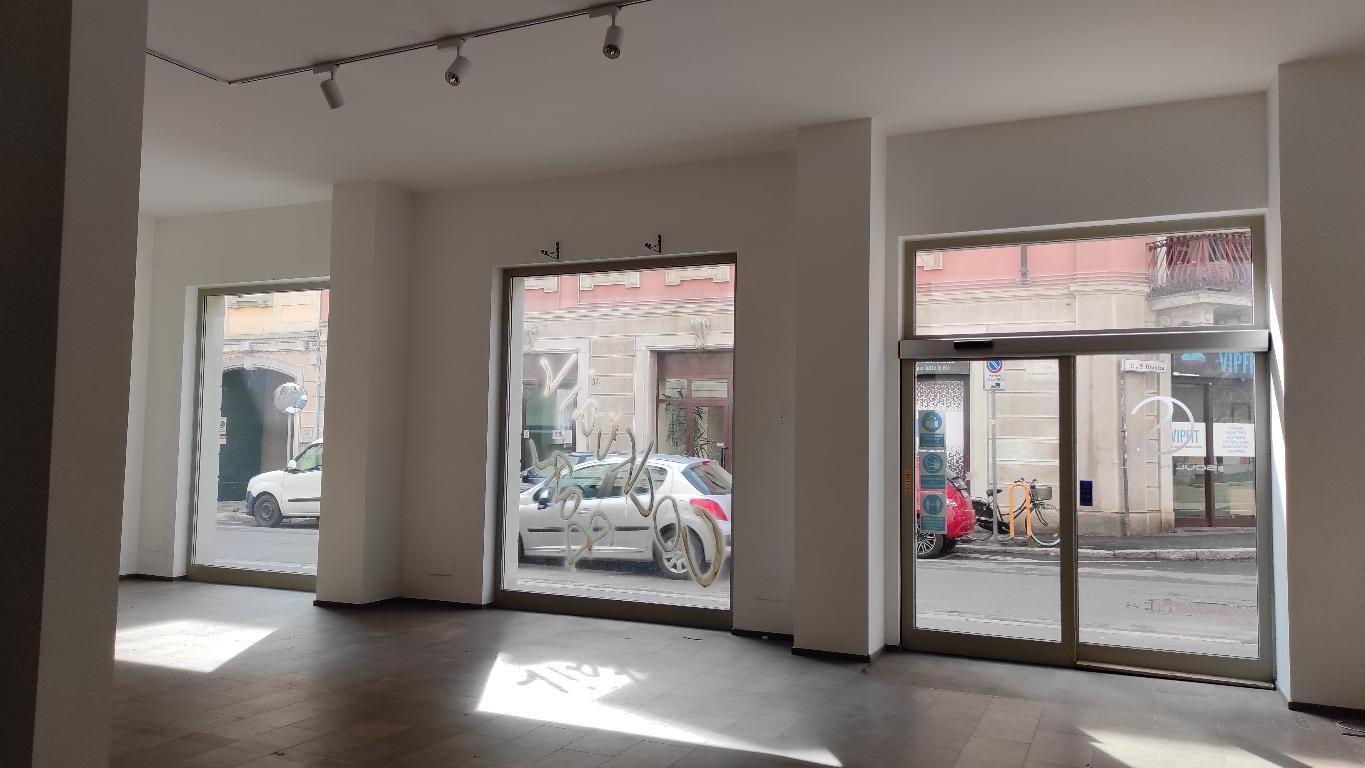 MONZA San Biagio - negozio 4 luci con ottima visibilità