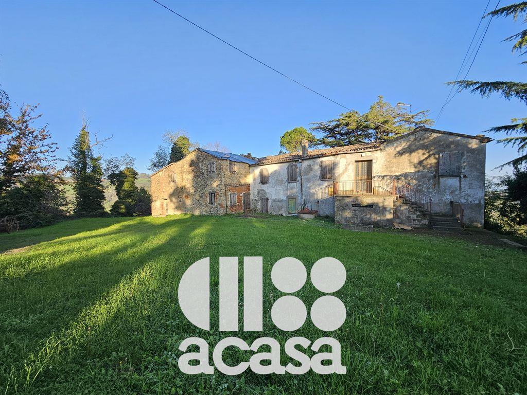 BORGO AGRICOLO CON 27 ETTARI DI TERRENO