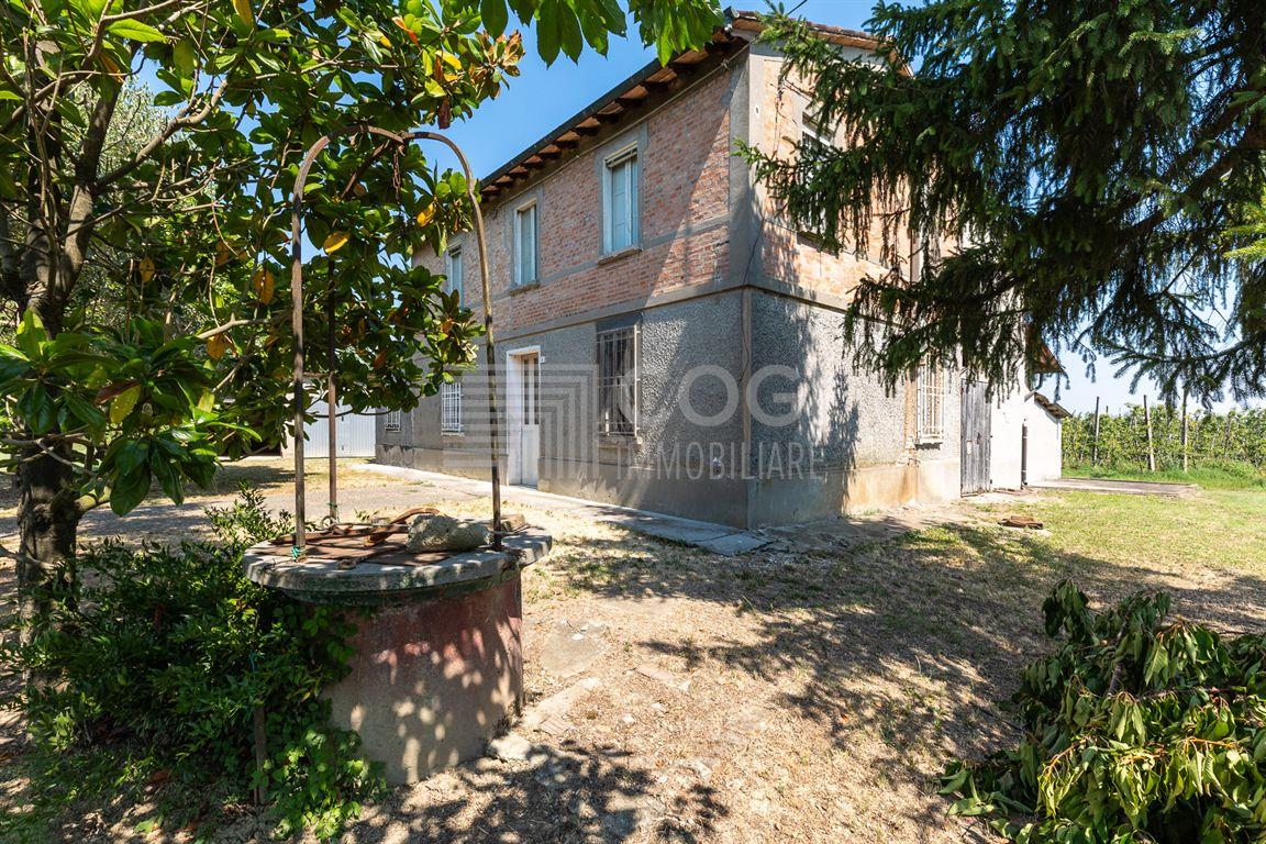 Villa di campagna con enorme giardino a Solarolo: crea la casa dei tuoi sogni!