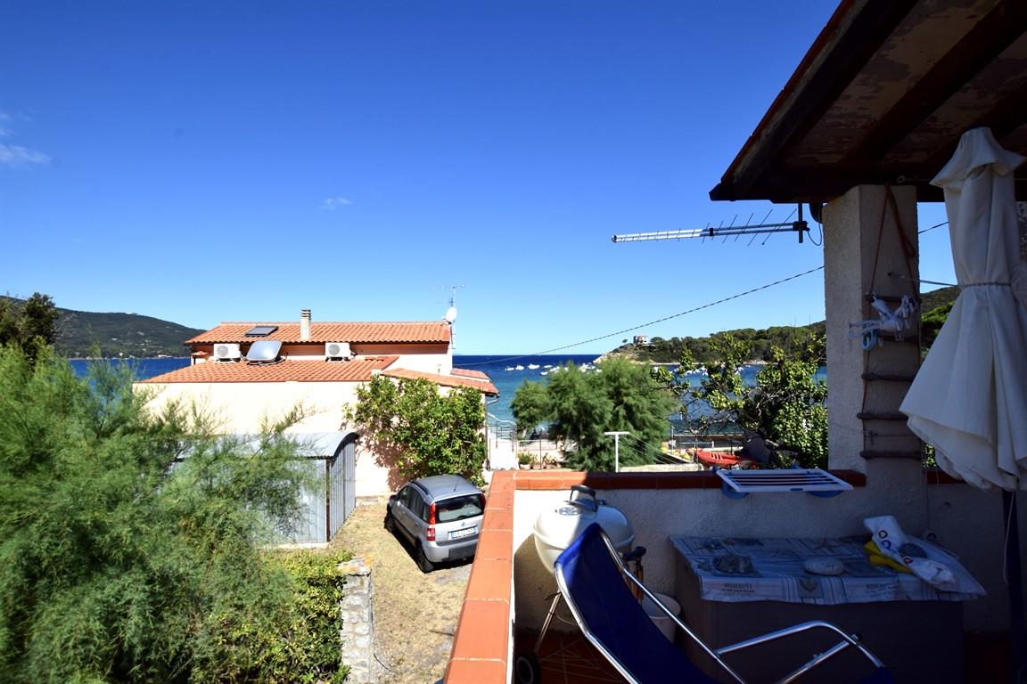 Appartamento con ampia terrazza a 50mt dalla spiaggia