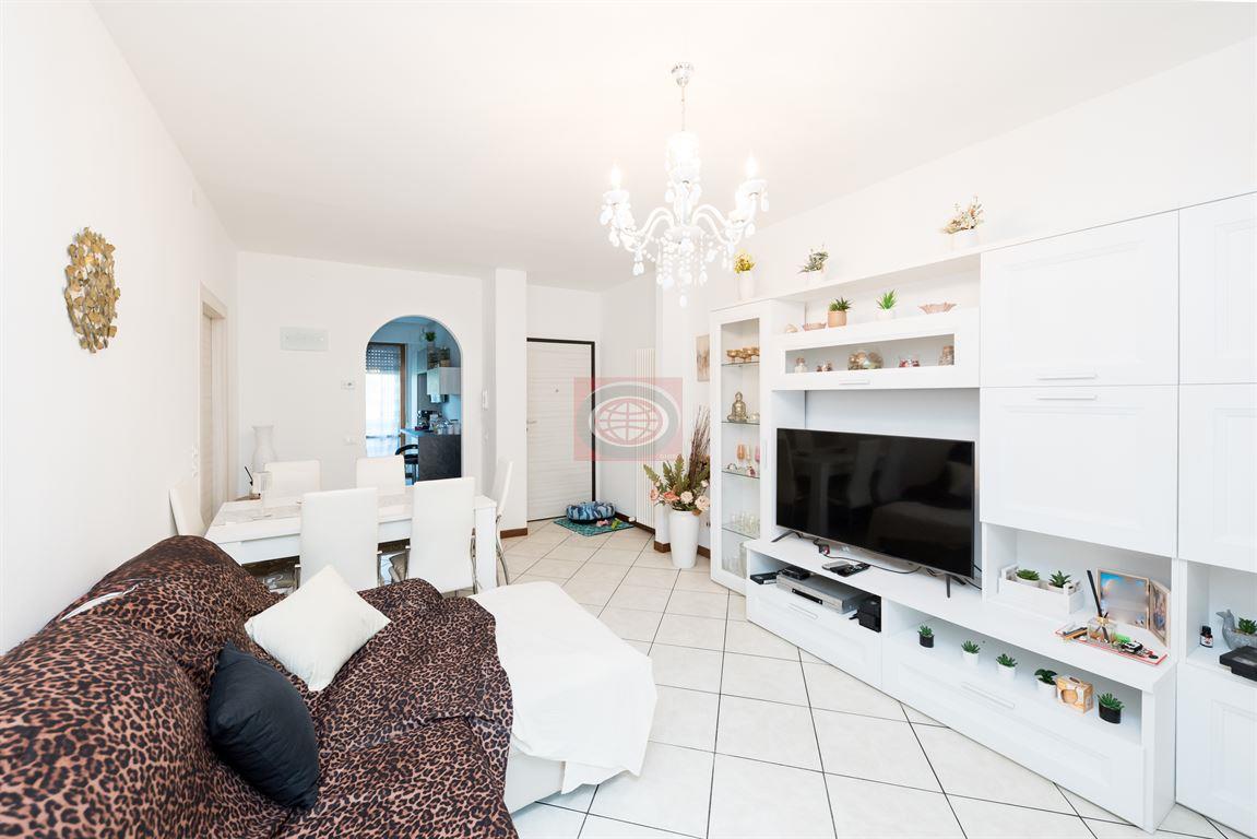 S. EGIDIO: appartamento RISTRUTTURATO con 3 camere da letto, cucina abitabile, 2 bagni, garage, cantina e balconi.