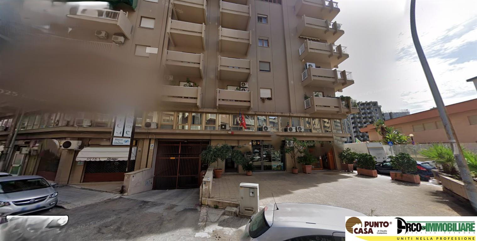 In zona Malaspina/Palagonia (via Ercole?Bernabei), proponiamo in vendita  un comodo box auto di circa 30?mq.