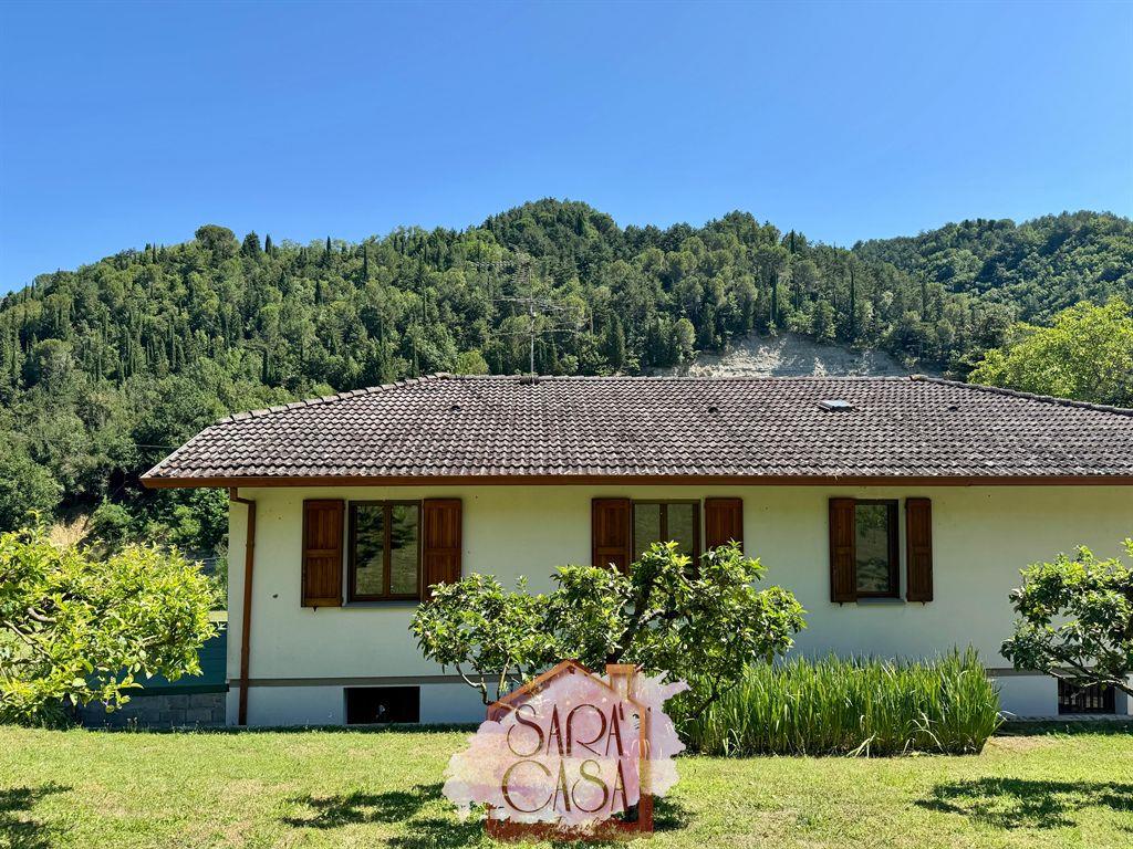 CASA INDIPENDENTE CON CORTE E TERRENO AGRICOLO