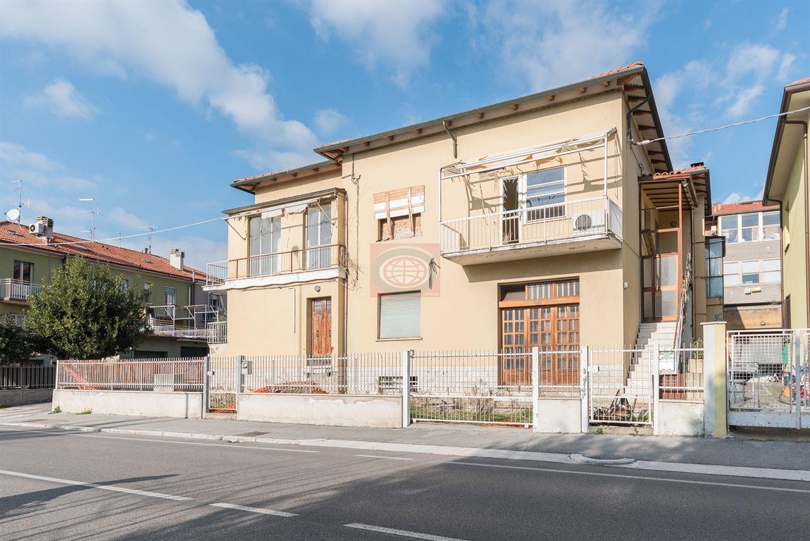 CESENA zona fiorita ( AC672 ): AMPIO appartamento ( 3 letto, 2 wc ) DA RISTRUTTURARE in casa di sole 3 unità abitative