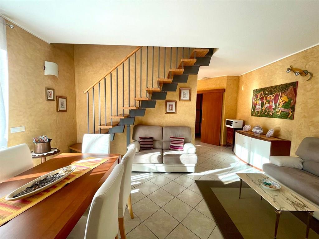 gl165- introvabile trilocale con terrazzino ed ampio box.. libero subito!