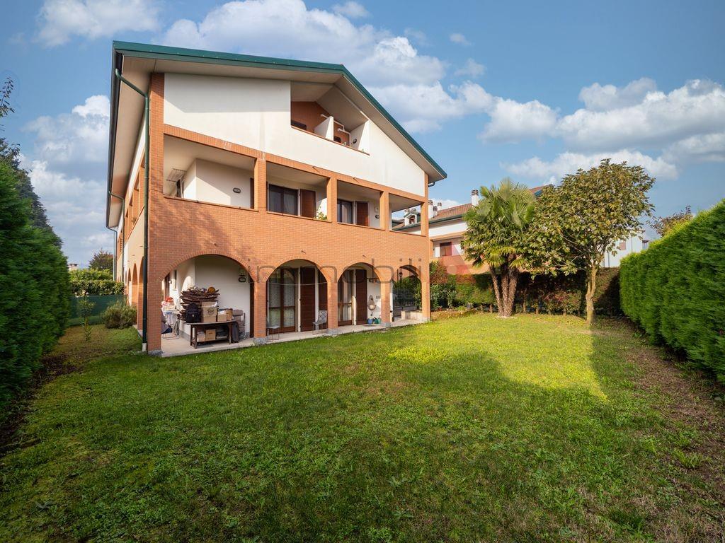 Calco - 3 locali con giardino privato di 300mq € 250.000,00