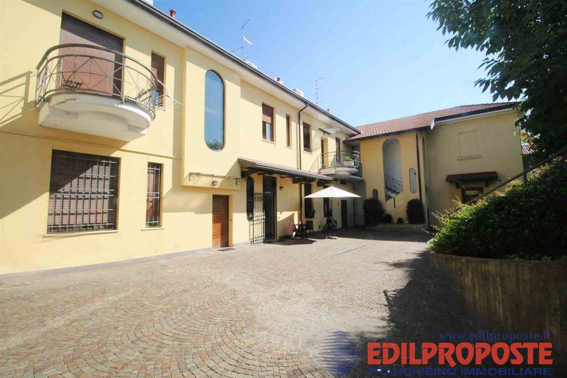 APPARTAMENTO disposto su due livelli DI 3/4 LOCALI