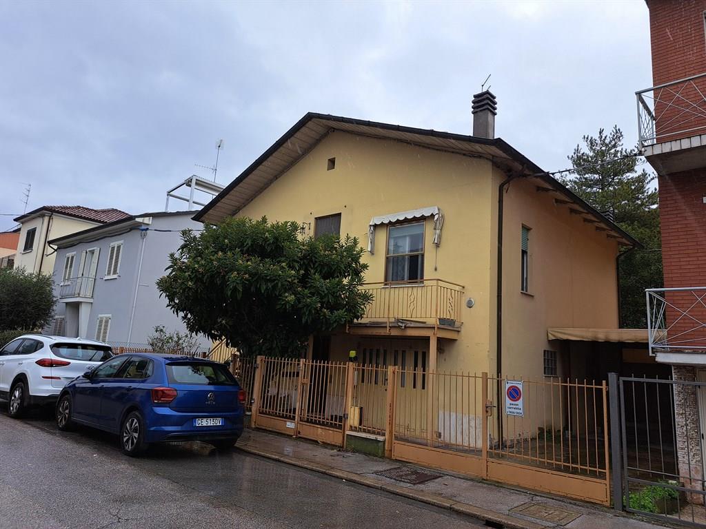 RAVENNA - CASA SEMI-INDIPENDENTE DA RISTRUTTURARE