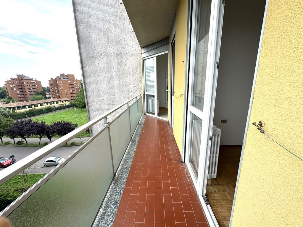 MONZA AFFITTASI LUMINOSO APAPRTAMENTO DUE LOCALI  SERVIZI