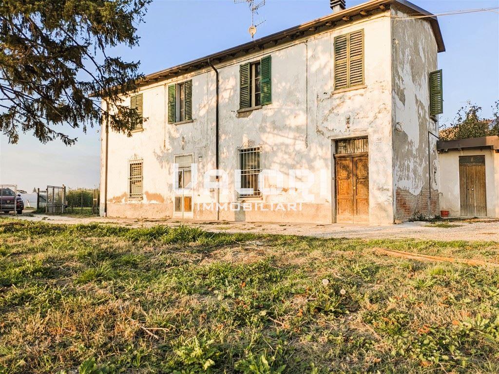 CASA BIFAMILIARE SU LOTTO DI 1.300 MQ CON SERVIZI