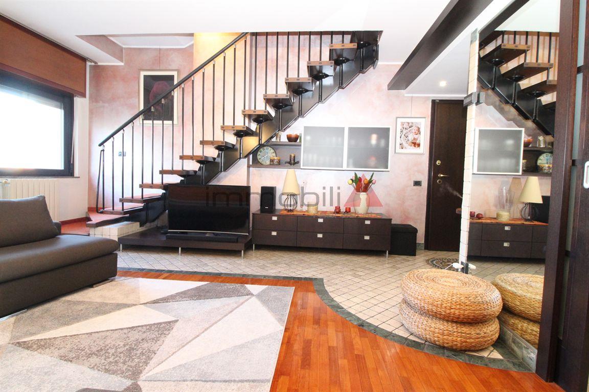 Monza - Ampio quadrilocale su 2 livelli di 180mq con terrazzo di 16mq € 342.000,00