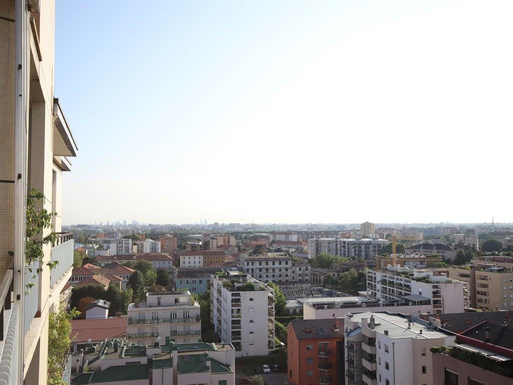 MONZA ad.ze Centro - quadrilocale ristrutturato ultimo piano con vista