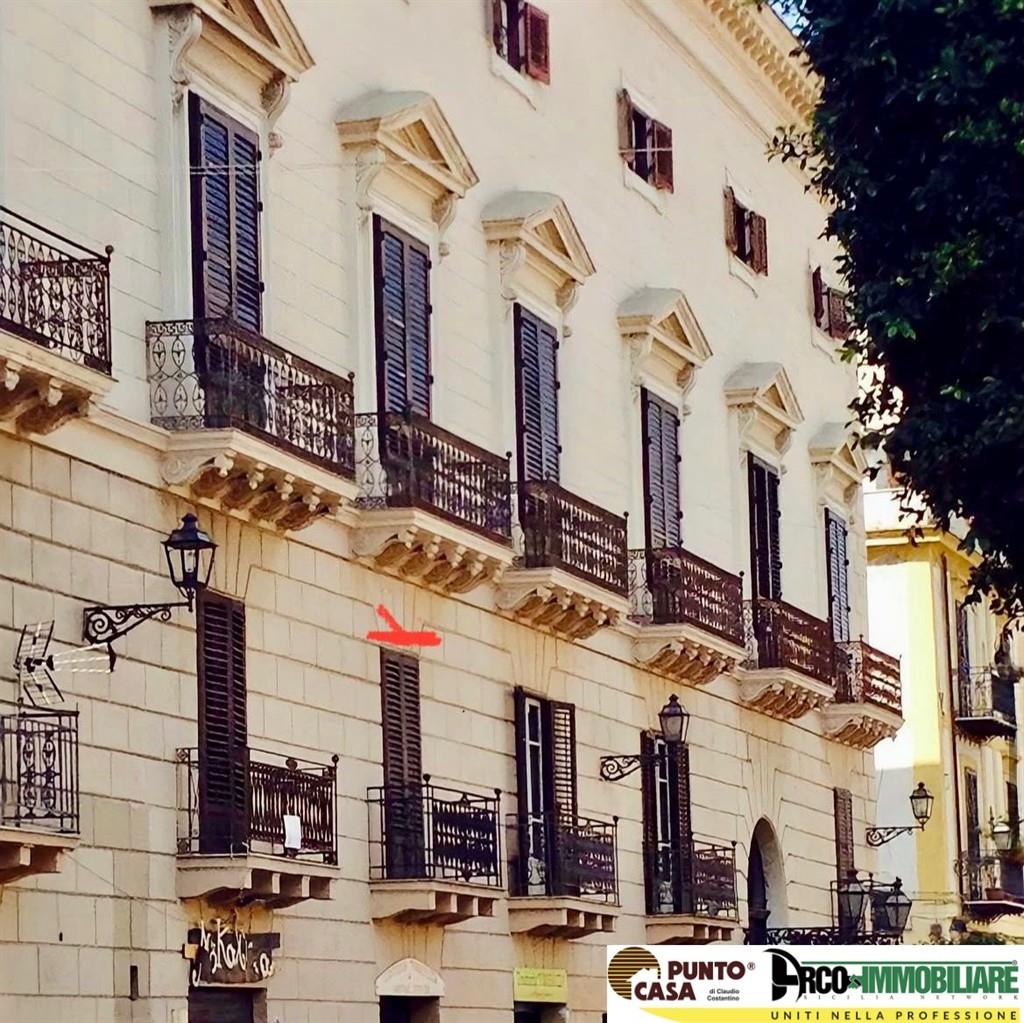 Palermo, zona Kalsa, affittasi  trivani arredato, 100 mq in perfetto stato di manutenzione