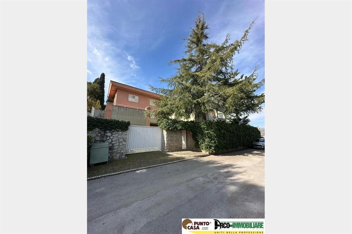 Panoramica Villa con corte esclusiva, ingresso indipendente e box nel Residence di Poggio Ridente