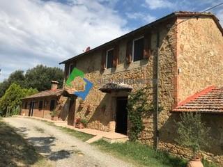 Antico casale con azienda agricola a San Gimignano (Si)