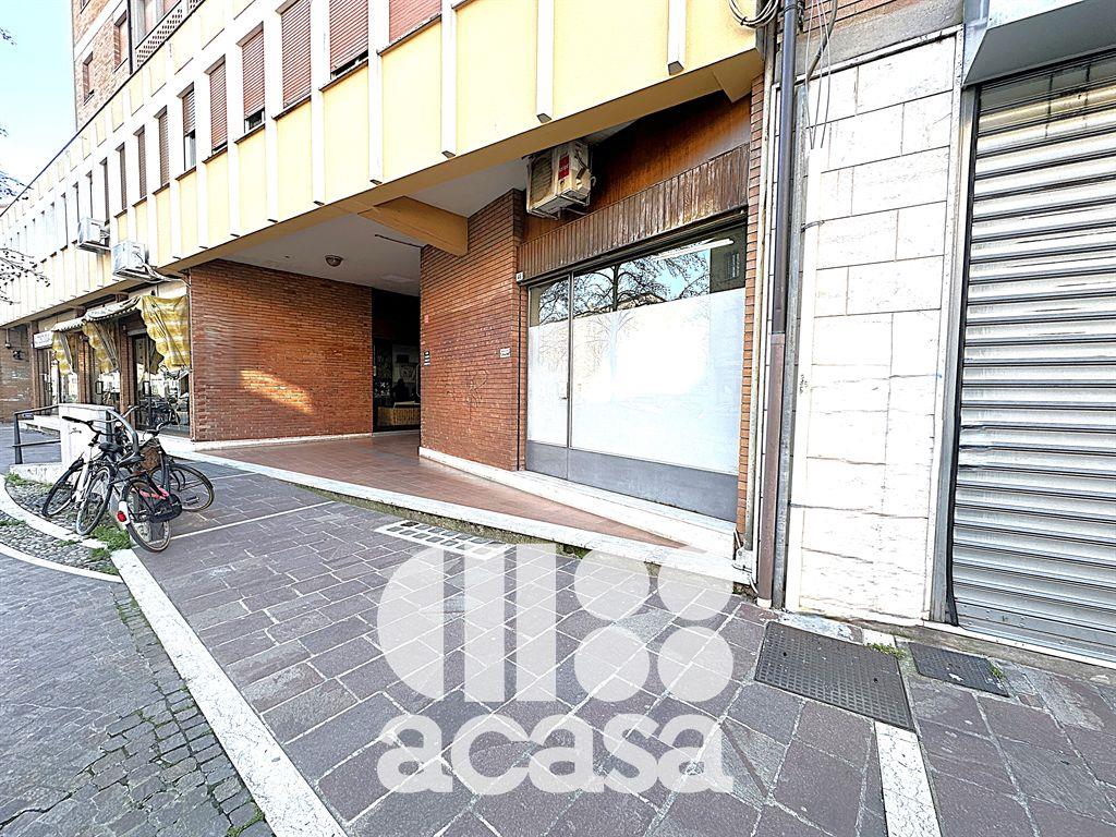 NEGOZIO IN AFFITTO NEL CETRO CITTA'