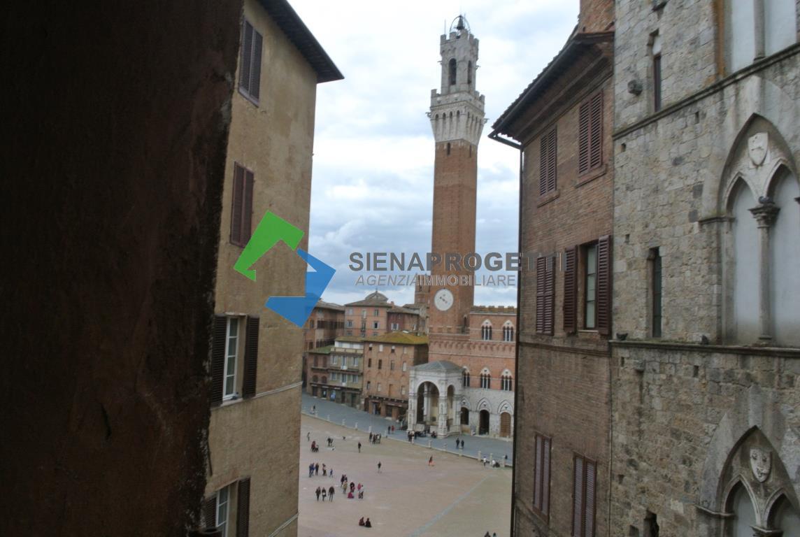 Siena vendesi prestigioso appartamento con vista Piazza del Campo.