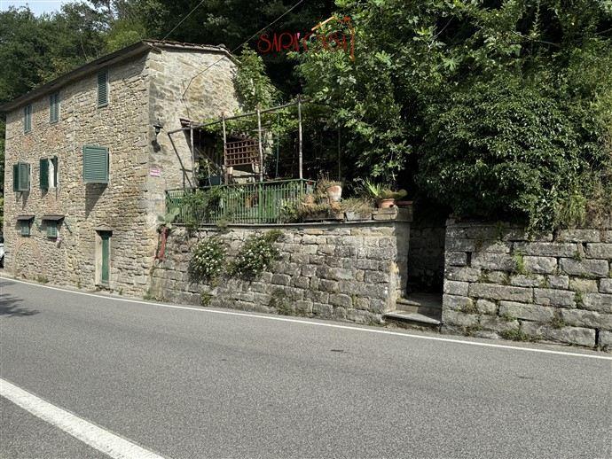 CASA IN SASSO CON PICCOLA PORZIONE DI CORTE E TERRAZZO