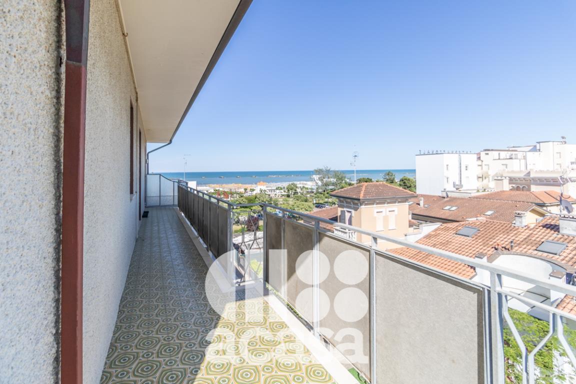 AMPIO APPARTAMENTO CON VISTA MARE E GARAGE