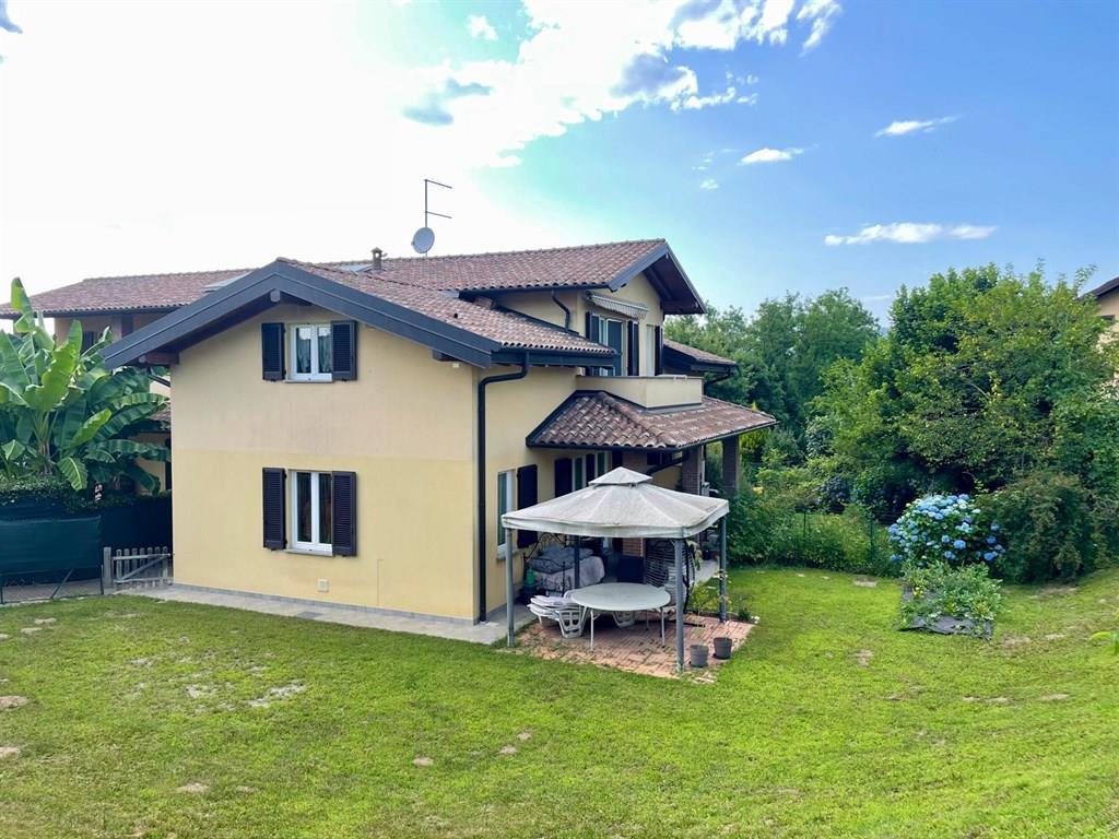 MORNAGO – Appartamento trilocale con doppi balconi e box doppio