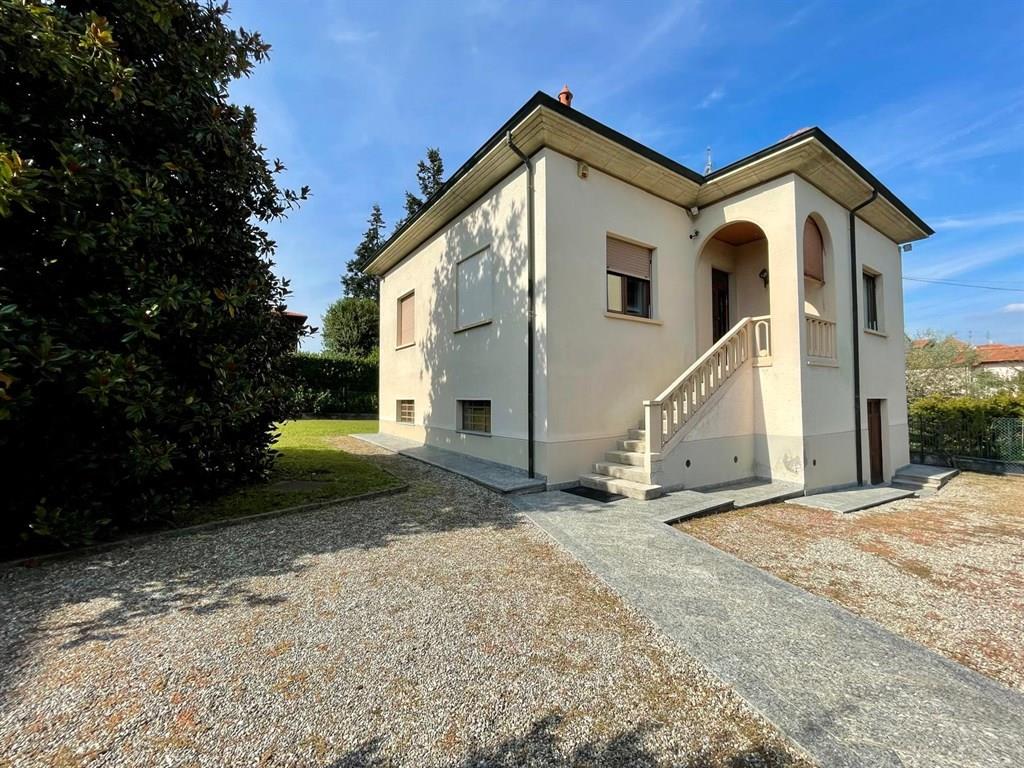 Azzate – Villetta singola con giardino privato € 285.000 – Libera subito